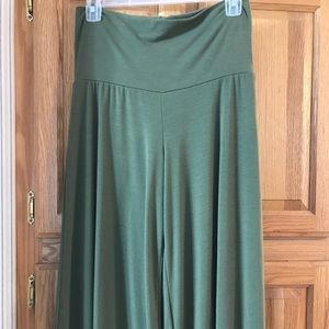 Green gaucho pants. Size small.